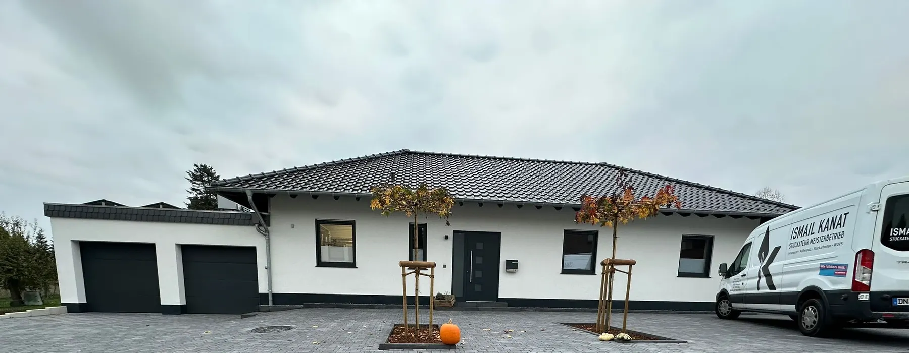 Verputzter Bungalow mit Garage