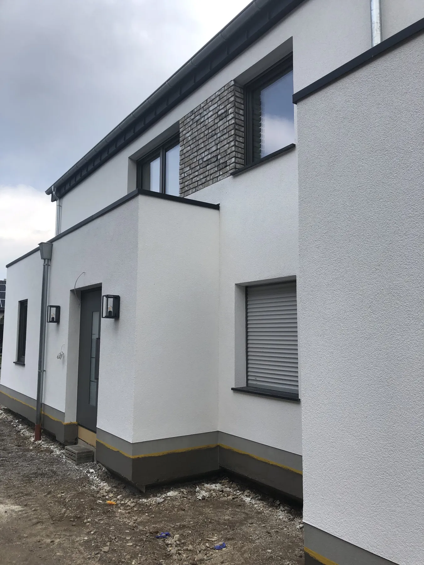 Fassade mit Riemchenverblendung und Putzflächen